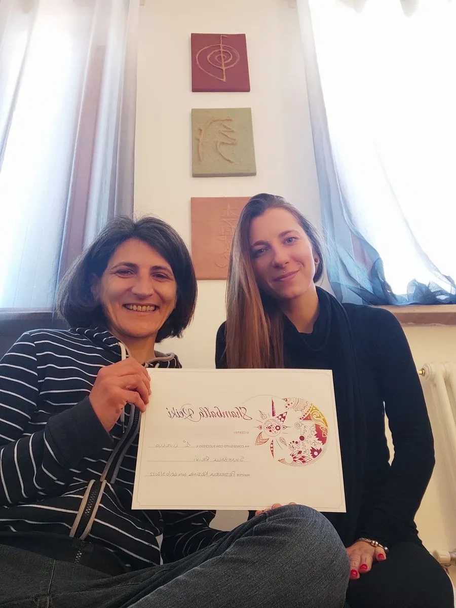 Kristina con un'allieva durante il percorso Reiki