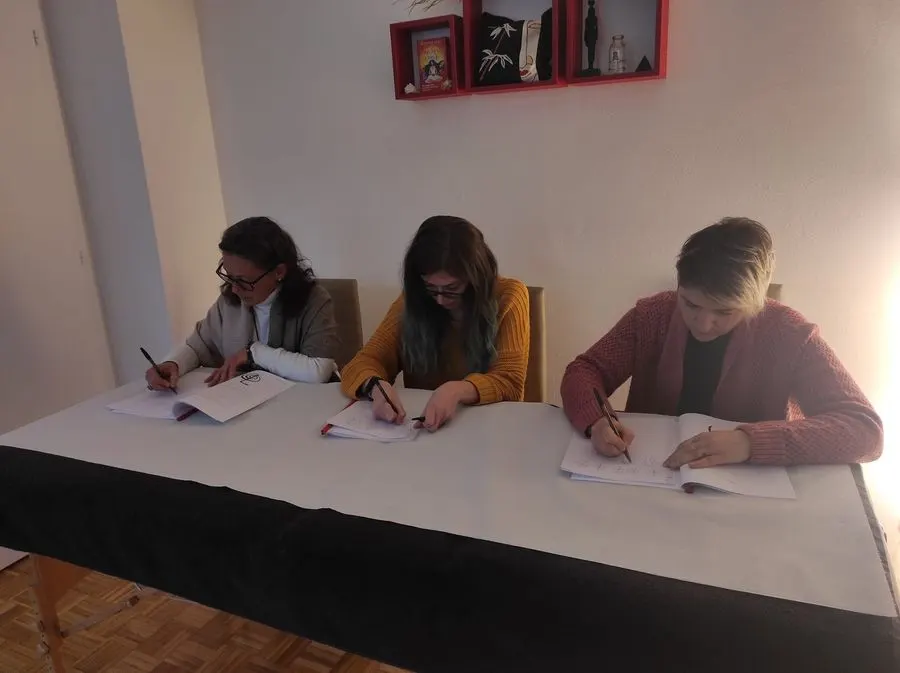Tre allieve prendono appunti durante il corso
