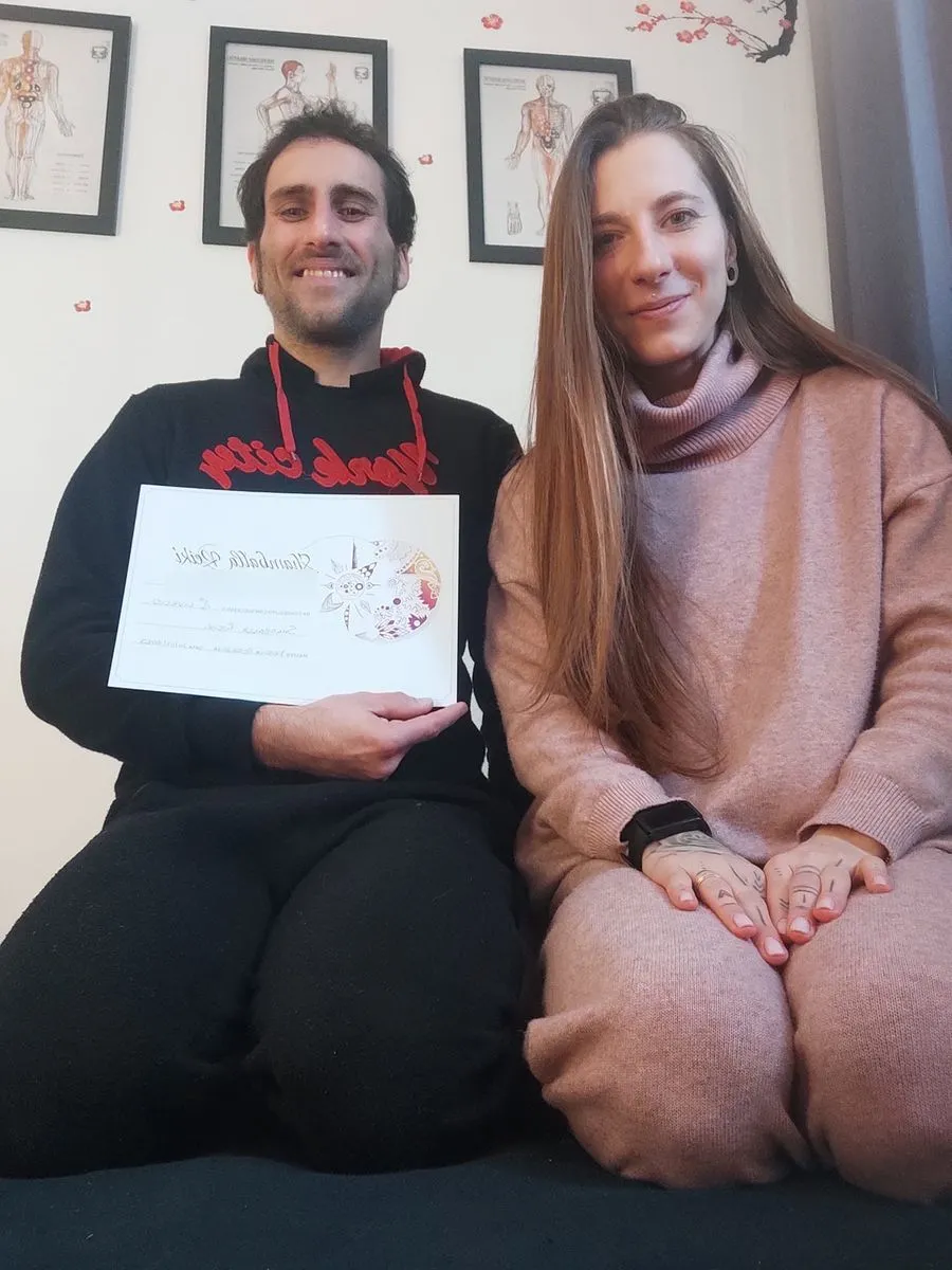 Kristina con un allievo durante il percorso Reiki