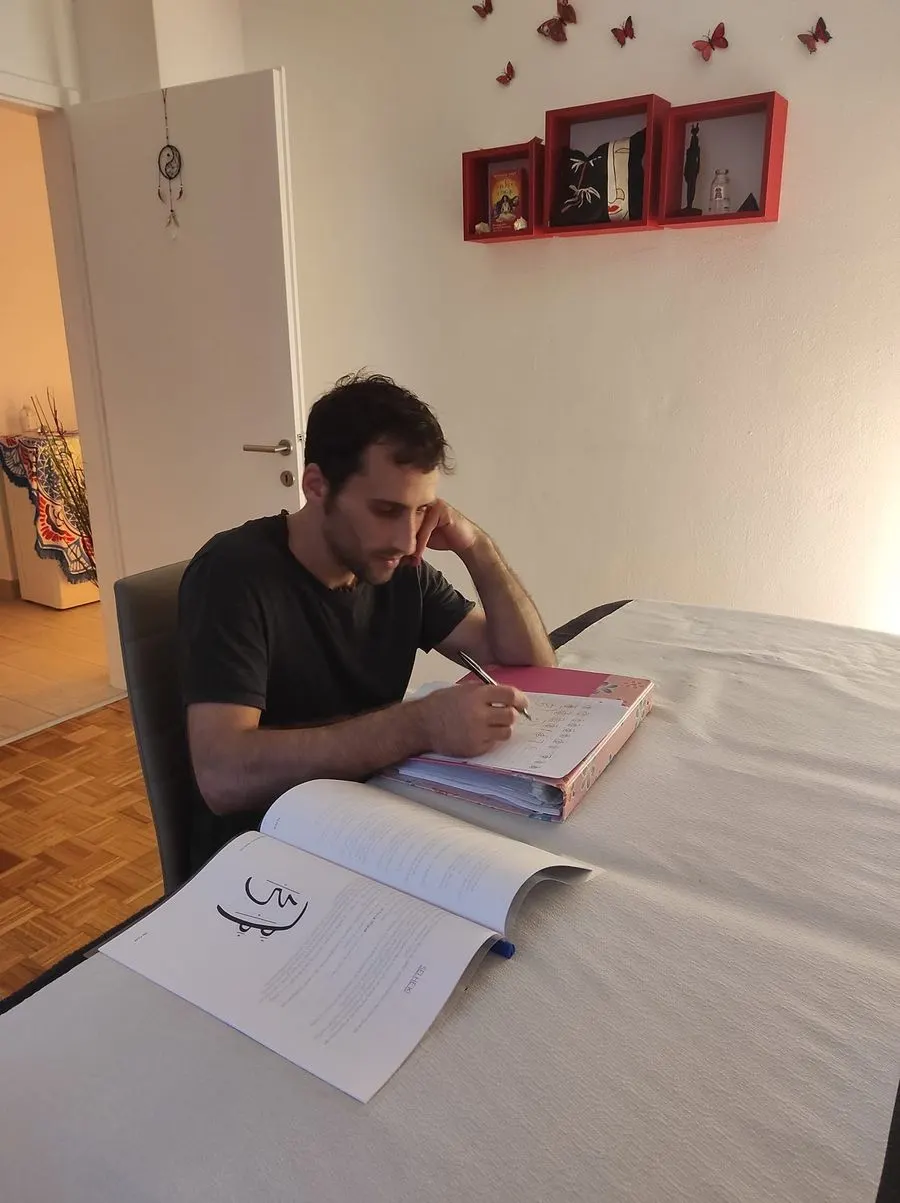 Un allievo studia e prende appunti durante il corso