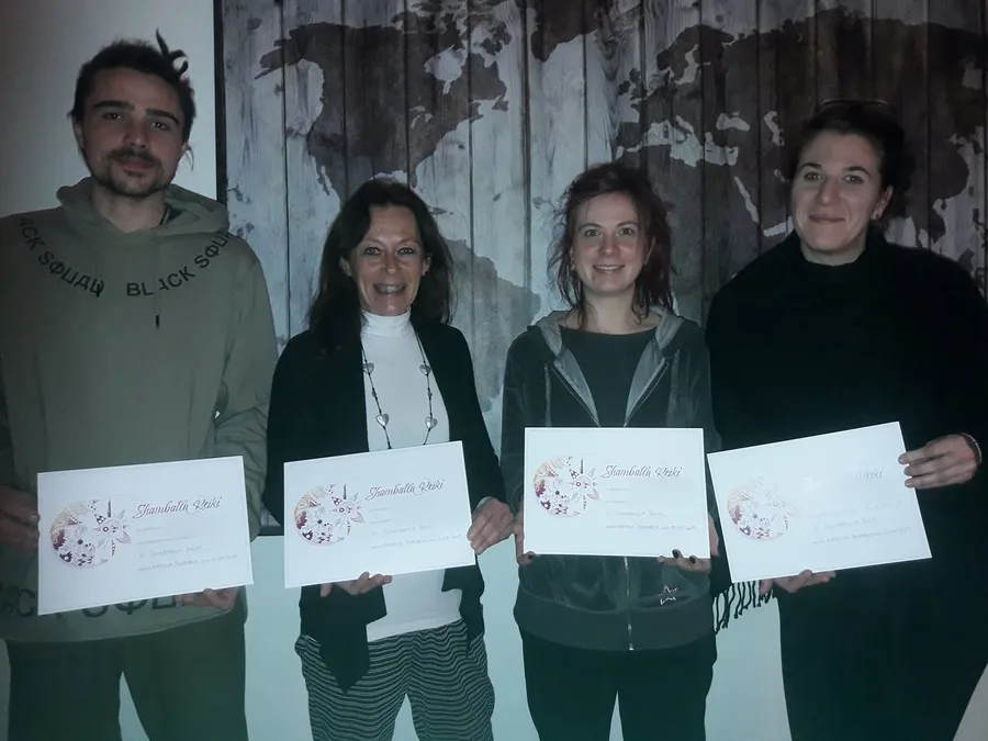 Quattro partecipanti al termine di un corso