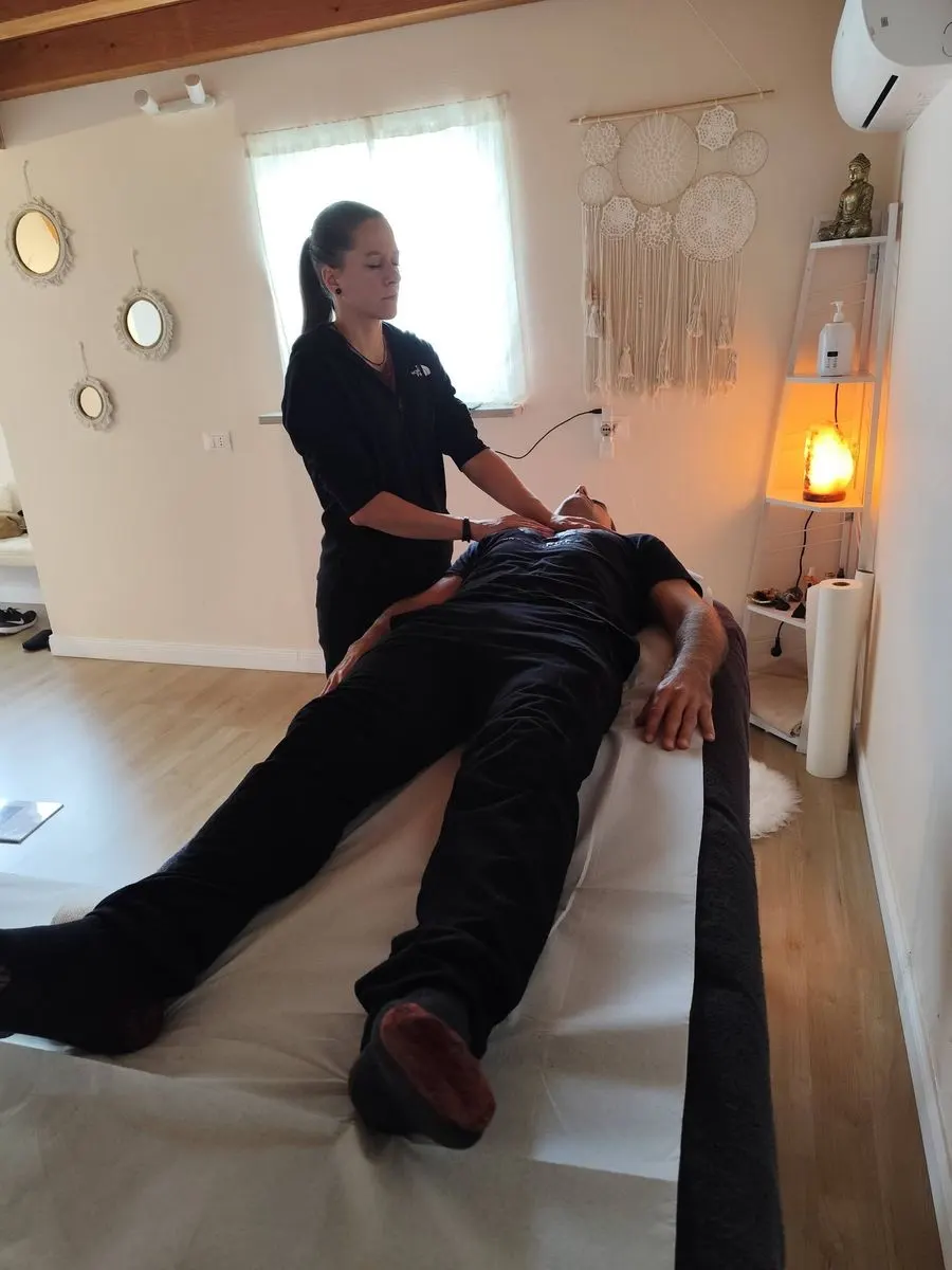 Un'allieva si esercita nel trattamento Reiki