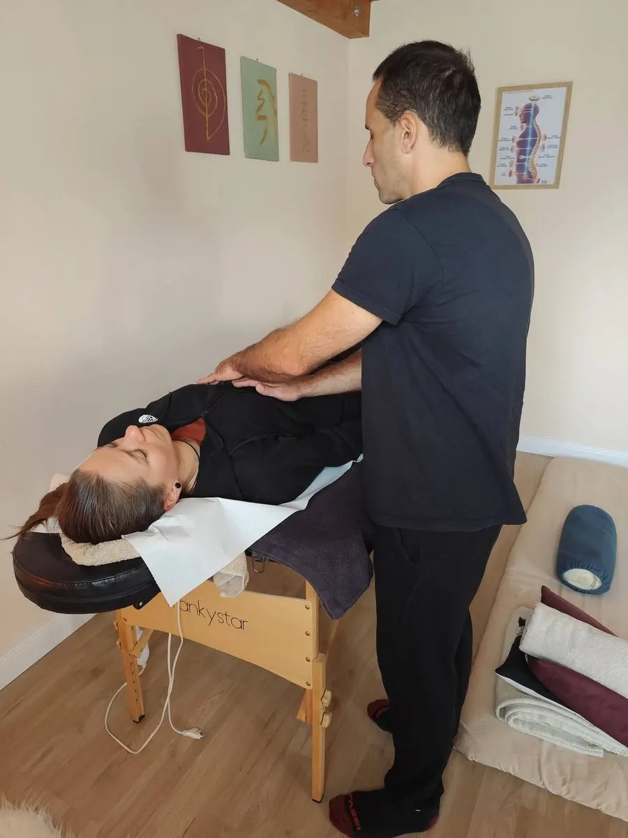Un allievo si esercita nel trattamento Reiki