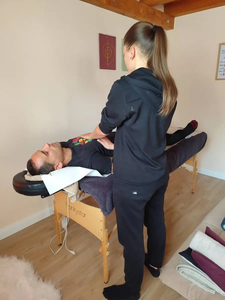 Un'allieva si esercita nel trattamento Reiki